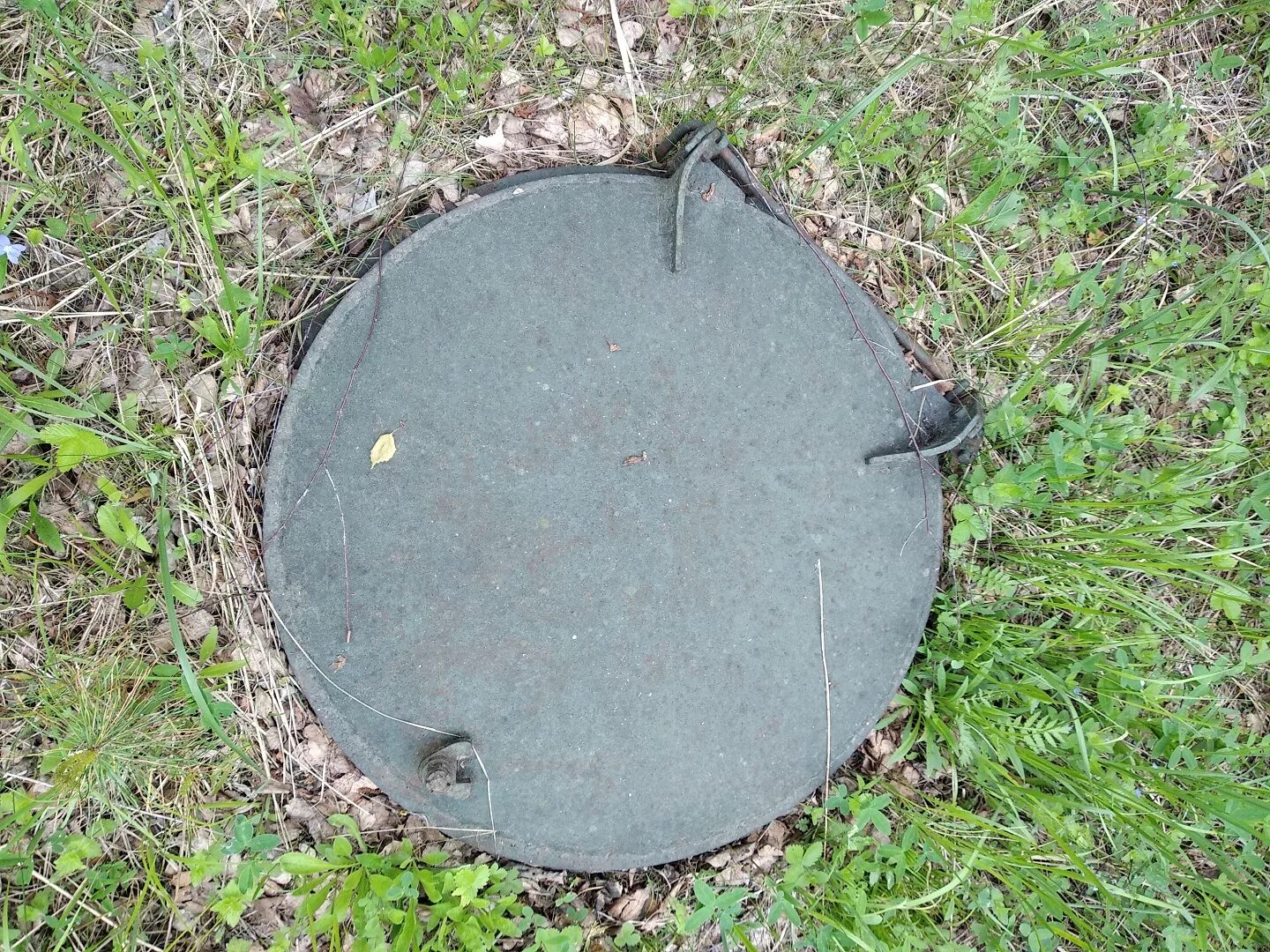 бункер убежище. убежище в подвале. станция лебедь лост. люк бункера в лесу. подвал бомбоубежище.