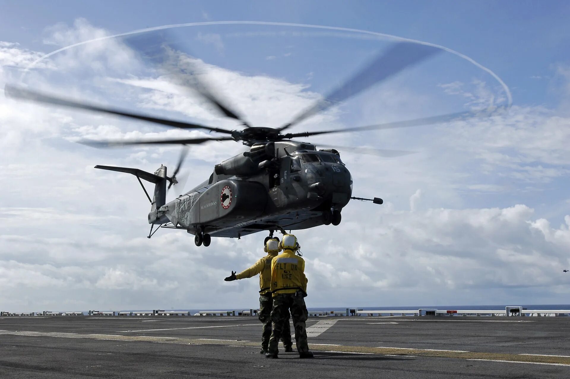 Вертолет самолет человек. Sikorsky Ch-53 Sea Stallion. Sikorsky MH-53 И ми 26. Hm15 вертолет. Военные самолеты и вертолеты.