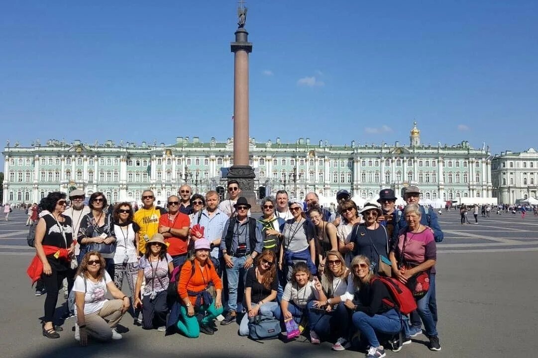 Экскурсии санкт петербург в июне. Дворцовая площадь в санкт-петербурге. прогулка по питеру. дворцовая площадь в санкт-петербурге эрмитаж. экскурсоводы санкт-петербурга с площади эрмитажа.
