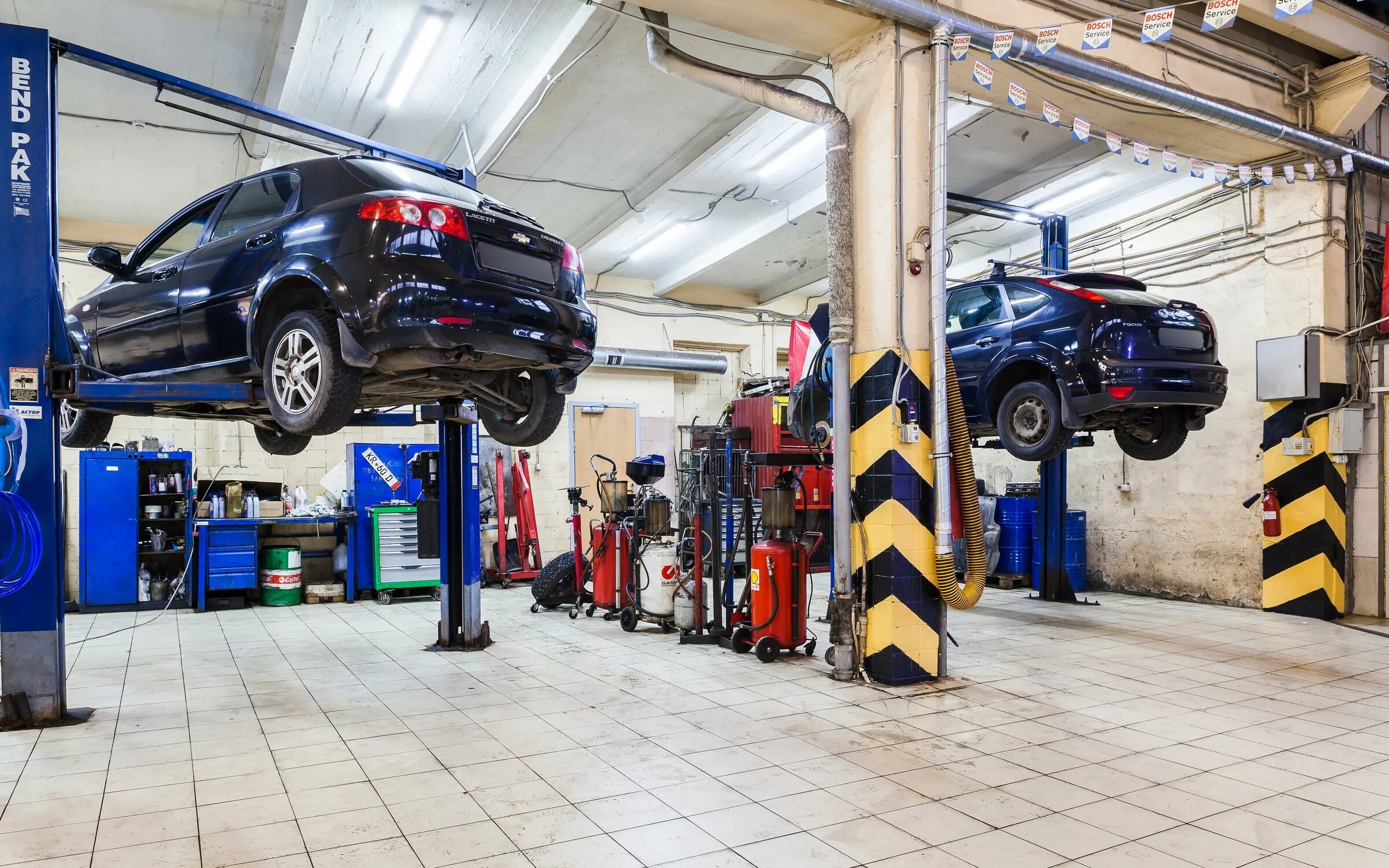 Автосервис вилгуд на лобненской. Мини автосервис. Автосервис с нуля. Открытие автосервиса. Grand cherokee wk1 антихром.