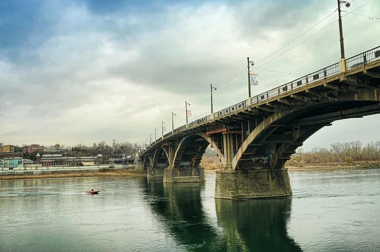 Иркутск стоит на реке. Ангарский мост Иркутск. Ангара Иркутск мост. Старый Ангарский мост Иркутск. Глазковский мост Иркутск.