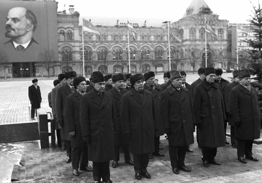 Вкп 1920 год. Президиум ЦК КПСС 1952. Пыжиковая шапка Брежнева. Политбюро на мавзолее. Шапки ЦК КПСС.