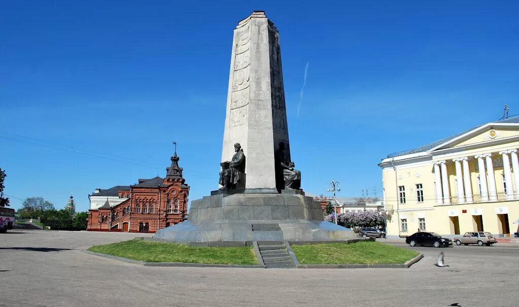 монумент 850 летия владимира. памятник на соборной площади во владимире. монумент 850 летия владимира. памятник 850 лет владимиру. монументв сесть 850 летия владимир.
