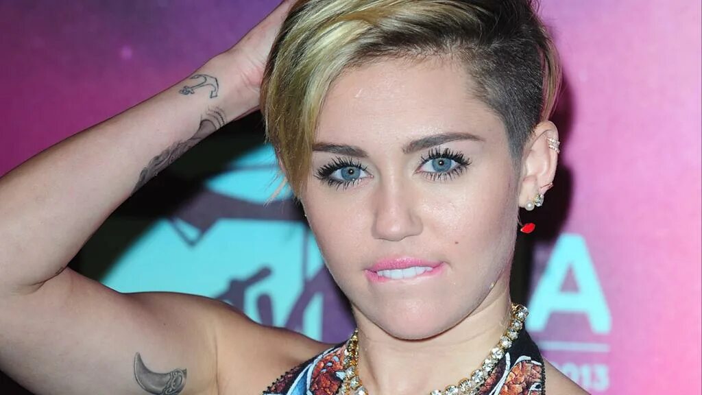 Miley marks. Майли сайрус 2000. Miley cyrus. Майли сайрус. Miley marks.