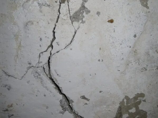 Трещины в бетоне. Трещина в стене. Бетонная стена с трещинами. Беленая стена с трещинами.