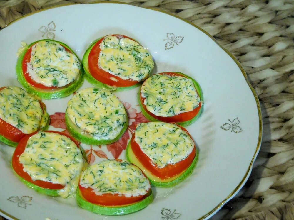 Кабачки сыром и чесноком помидорами рецепт. Закуска из кабачков и помидоров. Закуска кабачки с помидорами. Закуска из кабачков с помидорами и сыром. Закуска кабачок с помидорами и чесноком.