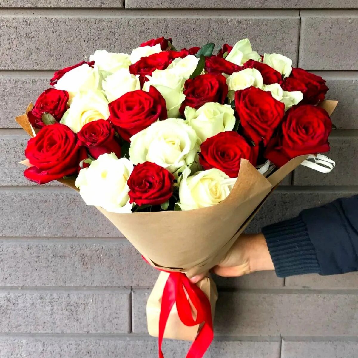 Букет роз красноярск. 35 роз эквадор. 35шт 80см роза. 35 красных роз эквадор. букет из красных и белых роз.