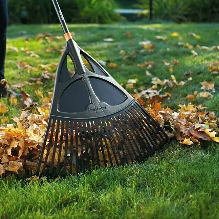 Грабли для травы stonfo. Грабли веерные truper 19065. Грабли для листвы. Грабли для листвы. Грабли solid fiskars.