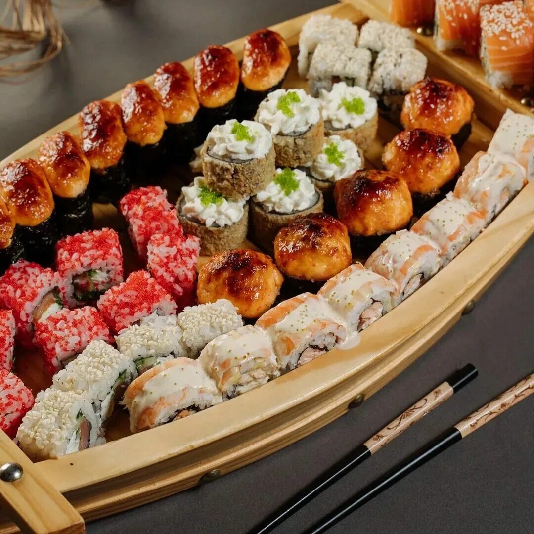сет роллов 70 штук. фьюжен в петрозаводске фотография в зале роллов. фото wok лапша в коробочках. суши 19. ресторан fusion петрозаводск.