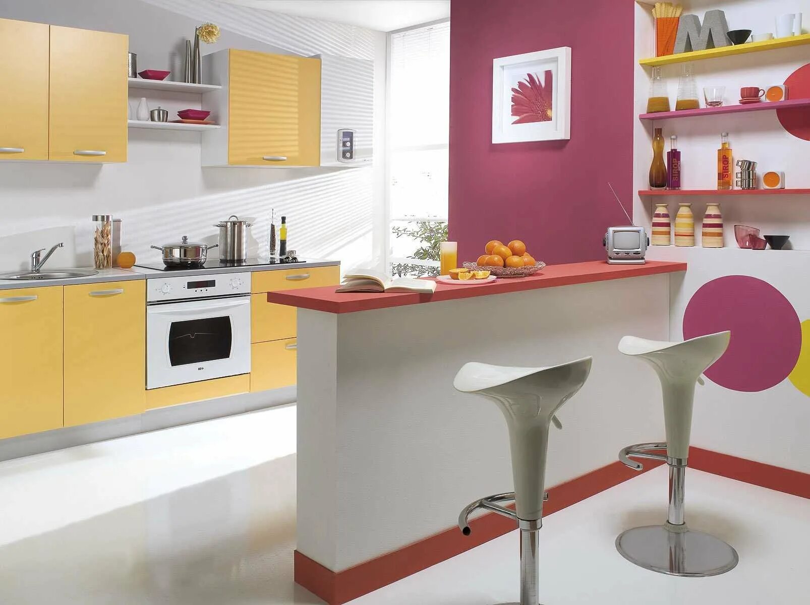 Розовый с желтым какой цвет. Кухни цветовые решения. Яркая кухня. Сочетание цветов в интерьере кухни. Яркая стена на кухне.