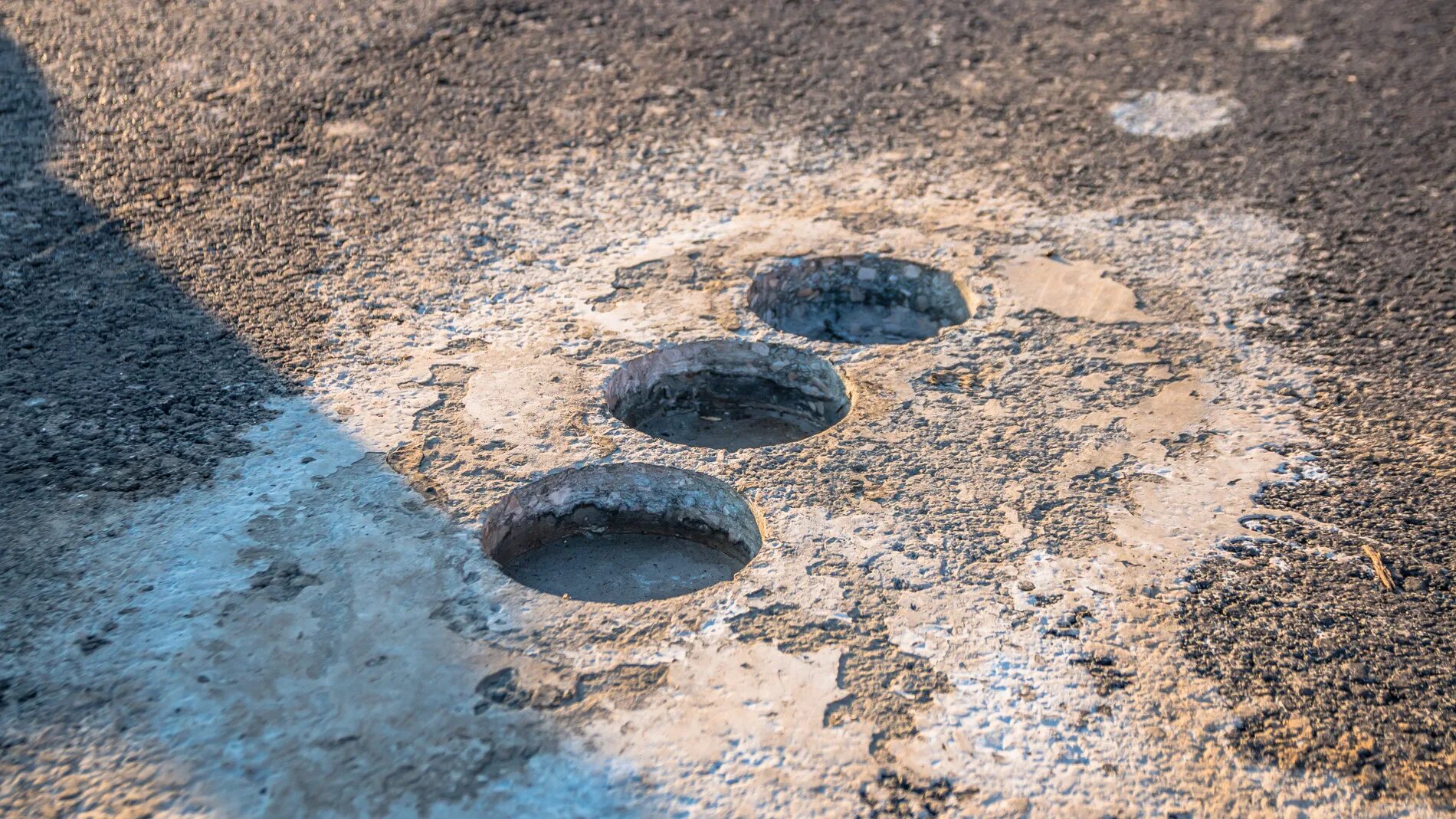 Самара проб. Пробы асфальта. Керн асфальта. Пробы асфальтобетона. Дыры в асфальте для проб.