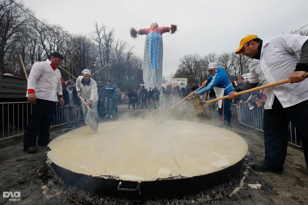 Самый большой блин на масленицу. Самый большой блин. Большой блин на Масленицу. Самый большой блин на Масленицу в России. Самый большой блин в Ставрополе.