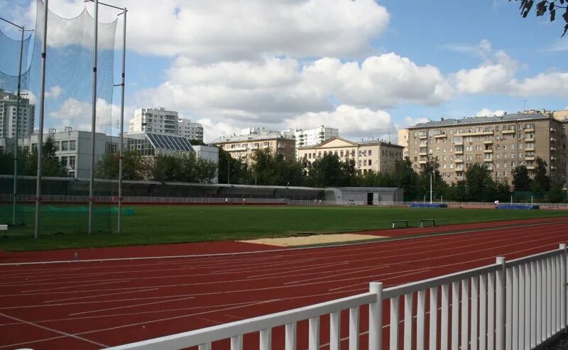 Стадион Знаменских в Сокольниках. В Москве на стадионе имени братьев Знаменских. Стромынка 4 стадион братьев Знаменских. Стадион имени братьев Знаменских легкая атлетика. Стадион братьев знаменских