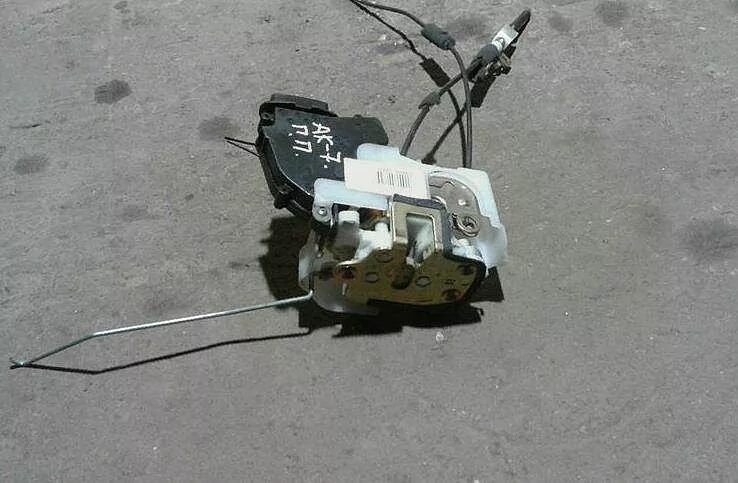Замок двери аккорд 7. Хонда аккорд 7 замок двери. замок двери honda accord 7 2001. дверной замок хонда аккорд. замок двери передней хонда аккорд 7.