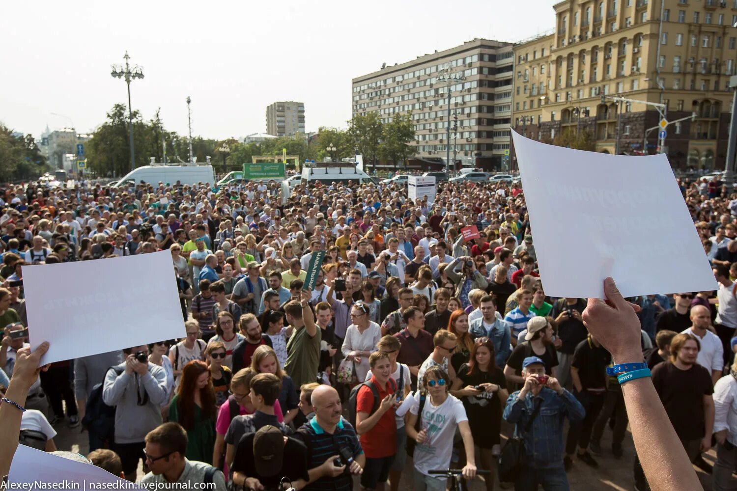 Когда в москве будет голосование. Много людей голосуют. Голосование много людей. Как называется большое количество людей которые протестуют. Люди голосуют фото на улице.