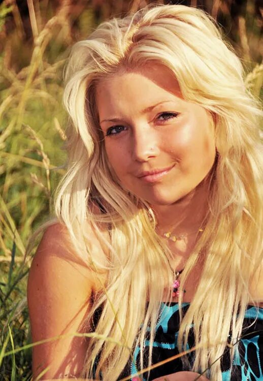 600 женщин. Обычная девушка. Шатенки фото. Девушка в очках. Сьюзан коффи модель.