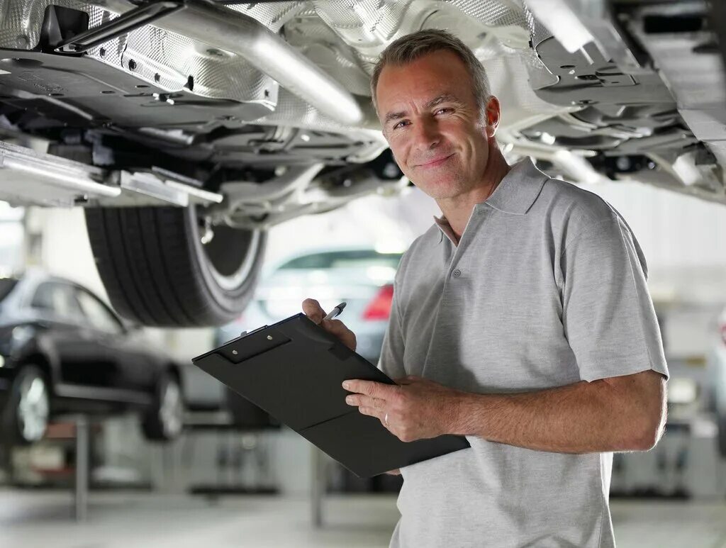 мастер-приемщик автосервиса. автосервис люди. мастер приемщик. автомеханик. техобслуживание автомобиля.