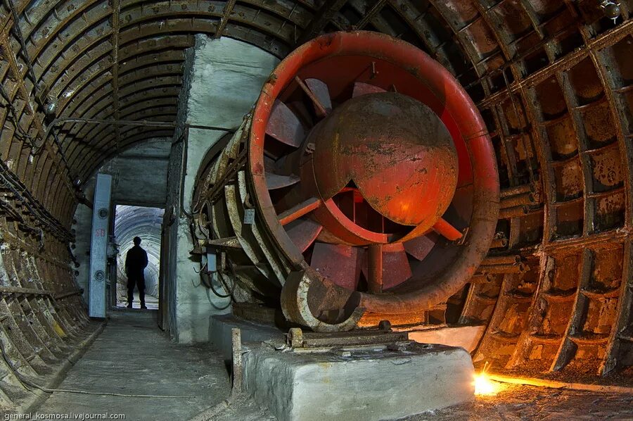 Зитрон вентилятор шахтный. Вентиляционный рукав шахтный 1000mm. Вентиляционная шахта метро москвы. Вентиляция внутри. Вентиляционные трубы в шахте.