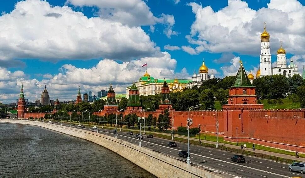 Красная площадь Кремлевская набережная. Московский Кремль и Москва река. Москва река около Кремля. Новосибирск Кремль.