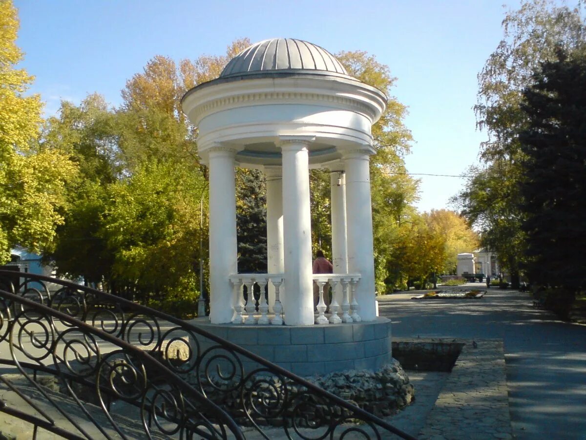 Город волжск волгоградская область. Памятник первостроителям сталинградской гэс и города волжского. Ротонда волжский парк вгс. Достопримечательности волжский волгоградская. Площадь ленина памятник волжский.