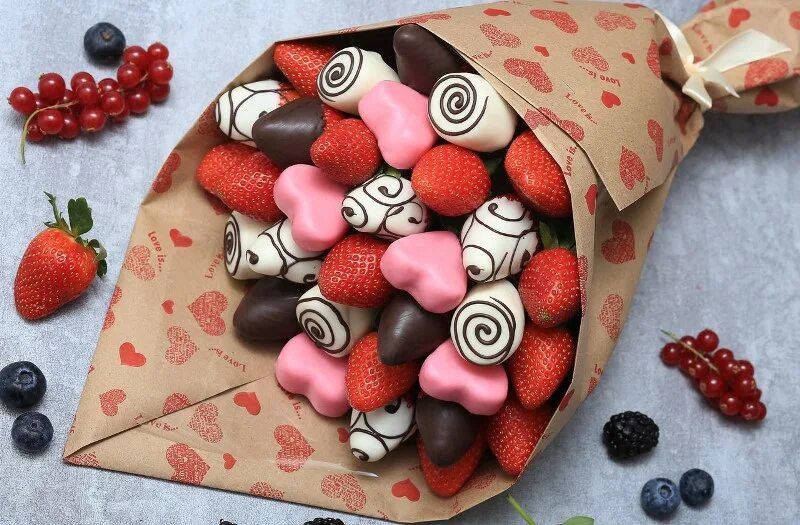 Коробка с цветами и конфетами. Клубника в шоколаде мальчику на день рождения. Коробка со сладостями. Необычный подарок подруге. Подарок девушке на день рождения оригинальный.