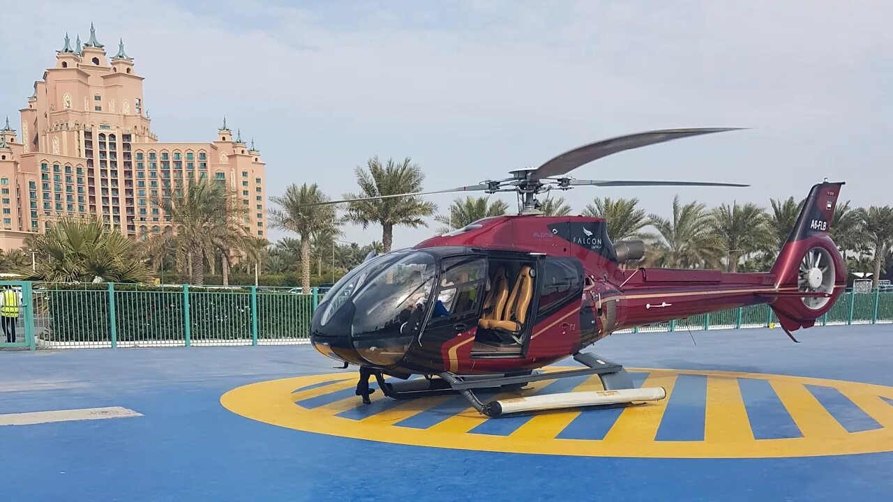 Полет на самолете дубай. Дубай Атлантис хеликоптер. Atlantis the Palm Dubai вертолет. Вертолетная прогулка Дубай. Вертолет Фалькон Дубай.