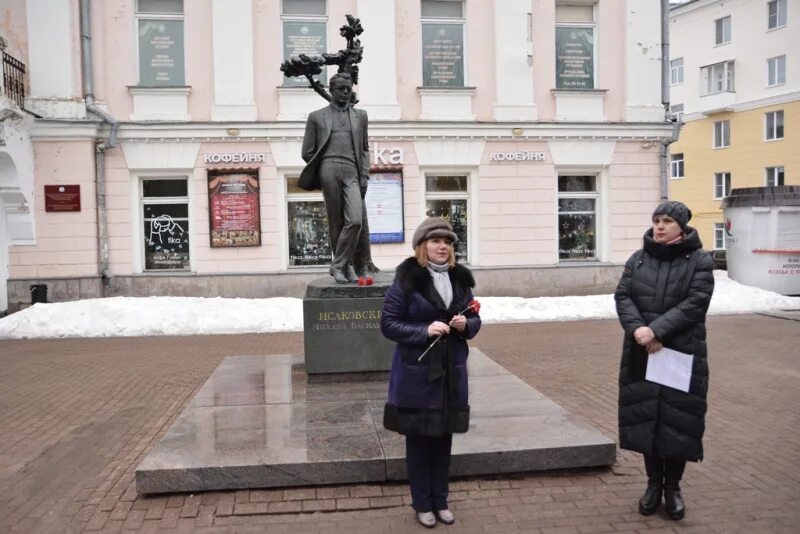 Мать и ребенок смоленск октябрьской