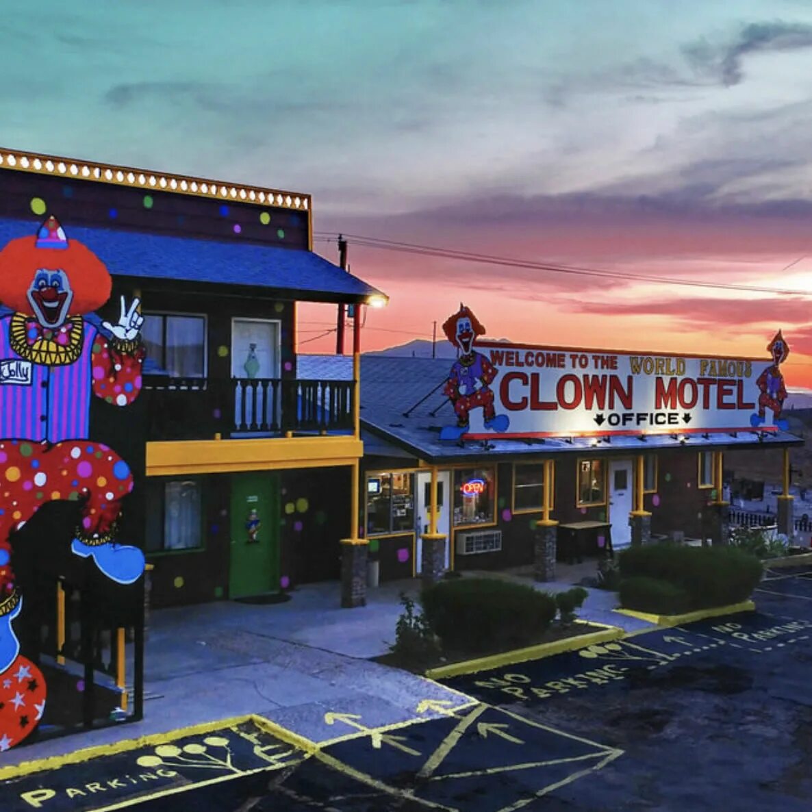 Мотель клоун. Motel Clown in Nevada. Проклятье мотеля клоунов. Мотель клоунов в Америке когда открыли.