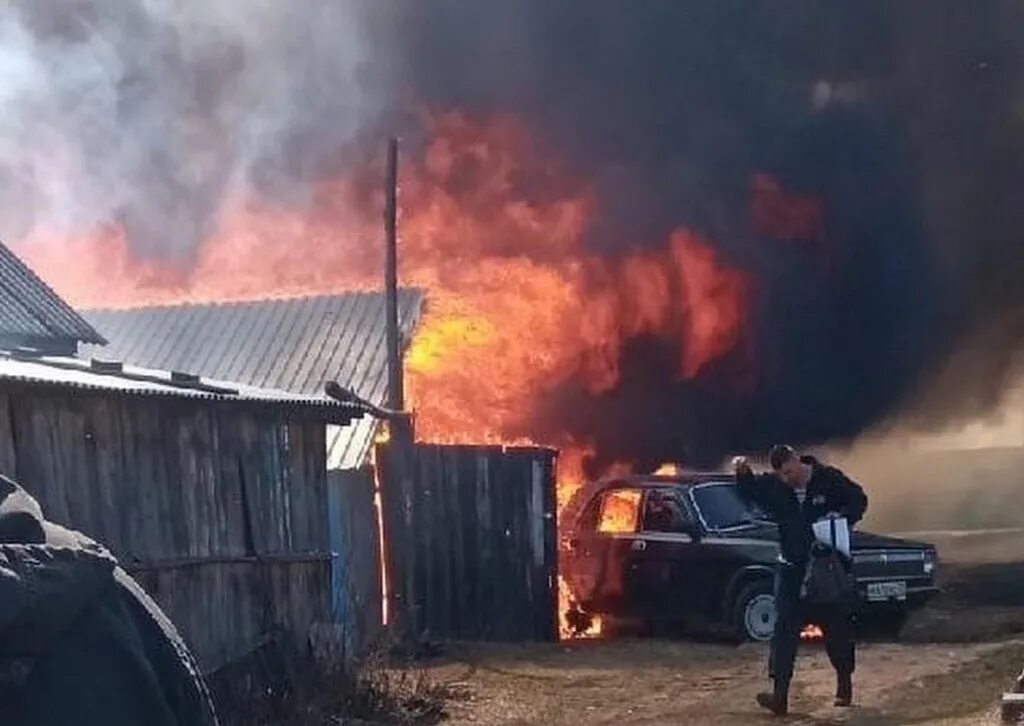 Горел дом черняховского. Пожар в деревне Талица. Пожар в Южском районе. Ивановский район Балахонковское сельское поселение сгорел магазин. Горит деревня в 2010 году.