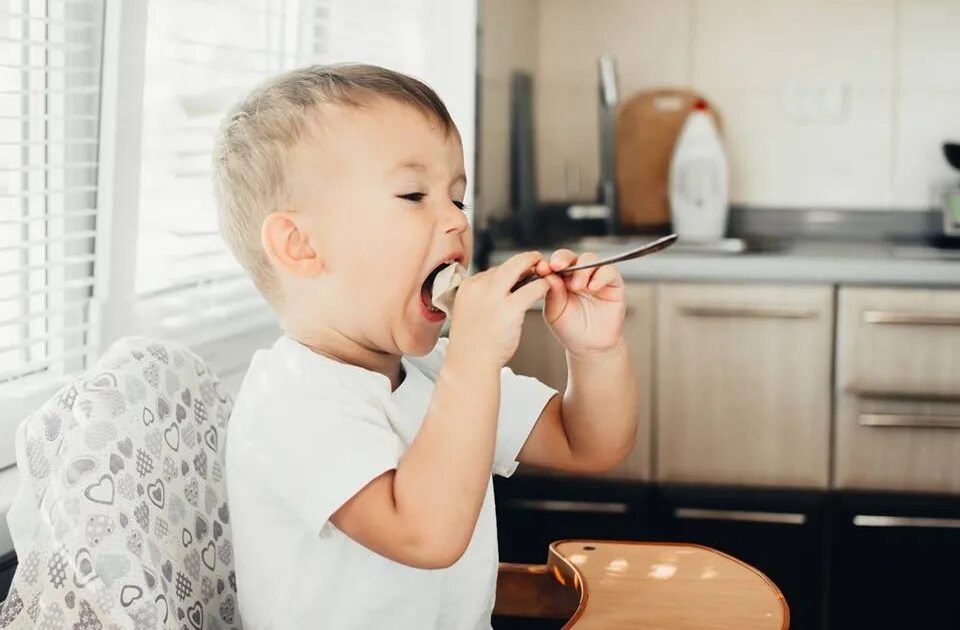 Ребенок ест пельмени. Кушать пельмени. Ребенок ест пельмени фото. Дети едят маленькие пельмени.