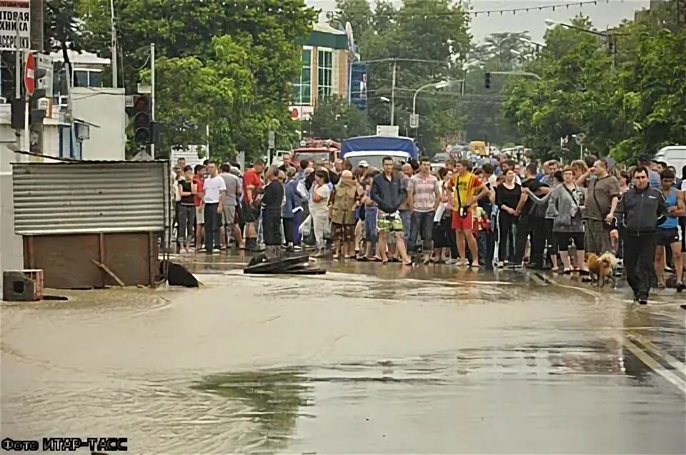 Крымск наводнение сколько погибло. Крымск затопление 2012. Крымск наводнение 2012. Крымск город наводнение 2012.