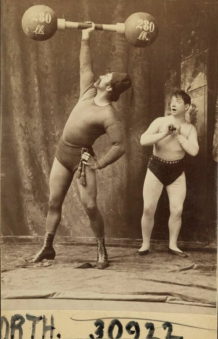 Атлет гиревик в цирке 19 века. Силачи 19-20 века. Strongman 1900.