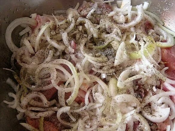 Шашлык с уксусом и луком соль. Шашлык в луковом маринаде. маринад для шашлыка с луком. шашлык с луком и уксусом. шашлык с маринованным луком маринованным луком.