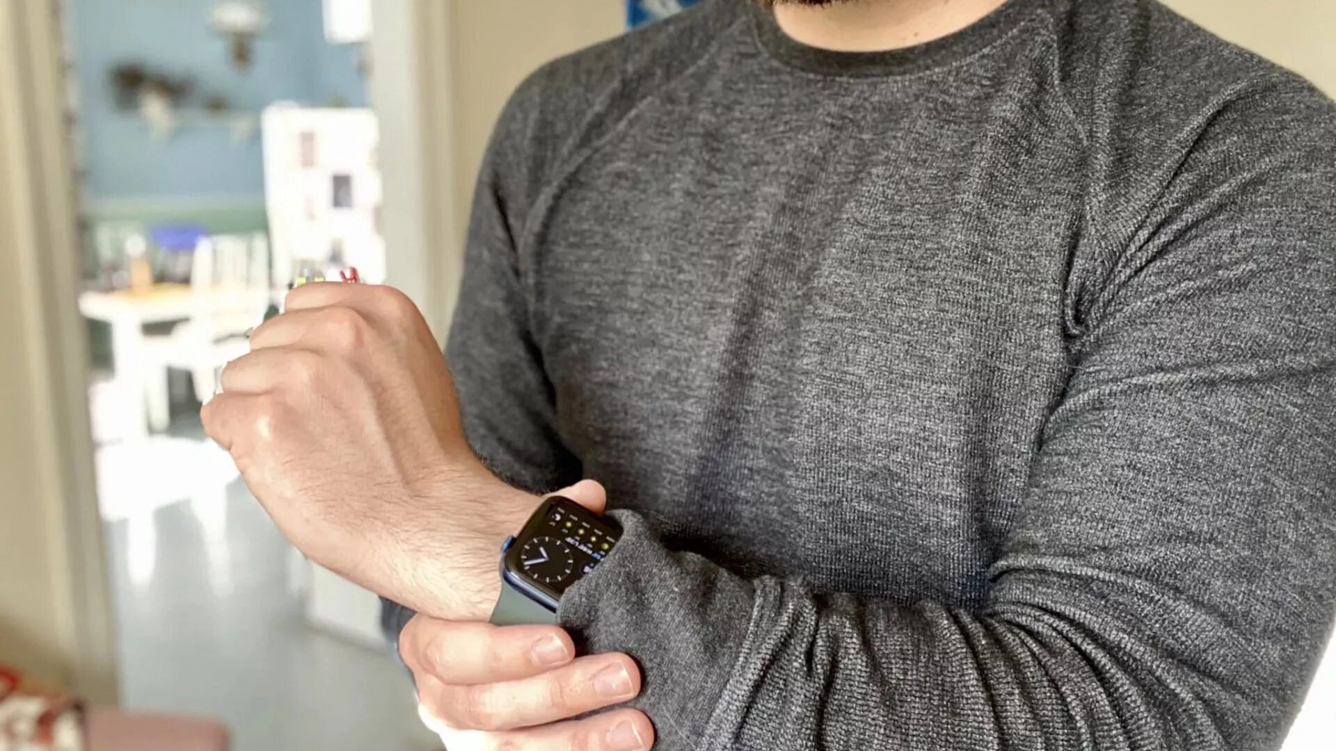 Apple watch 6 44 mm. Эппл вотч 6. Циферблат эпл вотч 7. Apple watch 6 44mm blue. Смарт часы на левой руке.