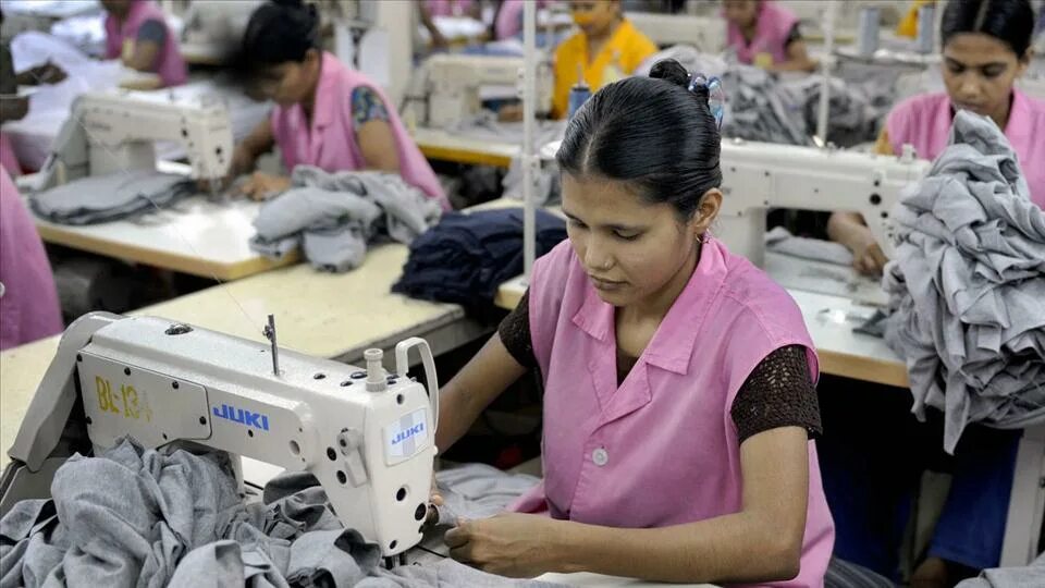 Швейная фабрика в Бангладеш. Текстильная промышленность. Массовое производство одежды. Легкая промышленность одежда.