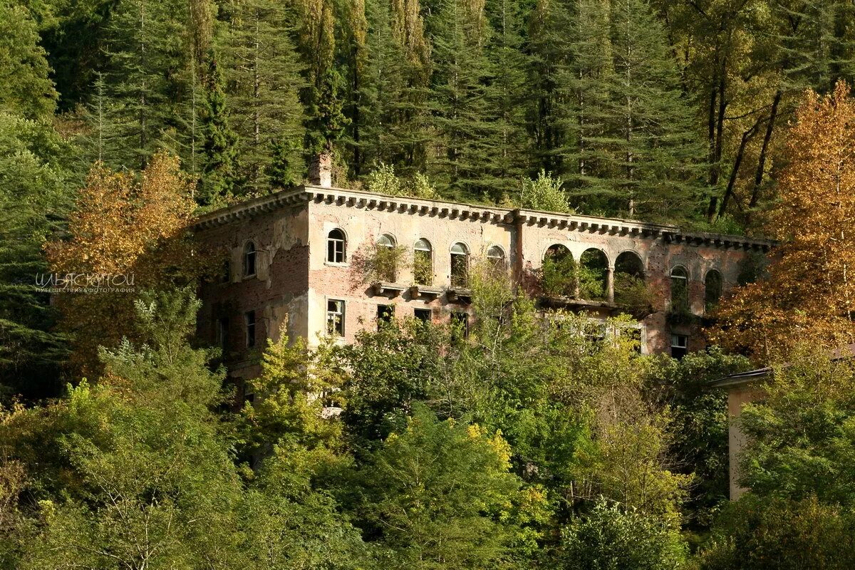 Абхазия сегодня. Акармара абхазия. ткуарчал акармара. акармара сухум. абхазия разрушенные здания акармара.