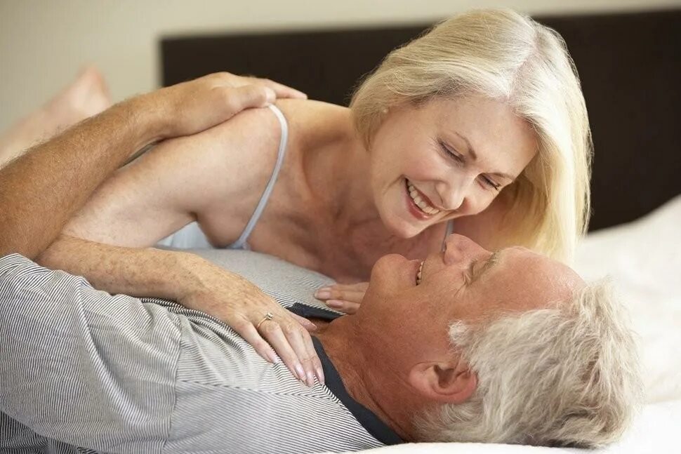 Мужчина и женщина в возрасте. Пожилая пара в постели. Близость в пожилом возрасте. Потенция в пожилом возрасте.