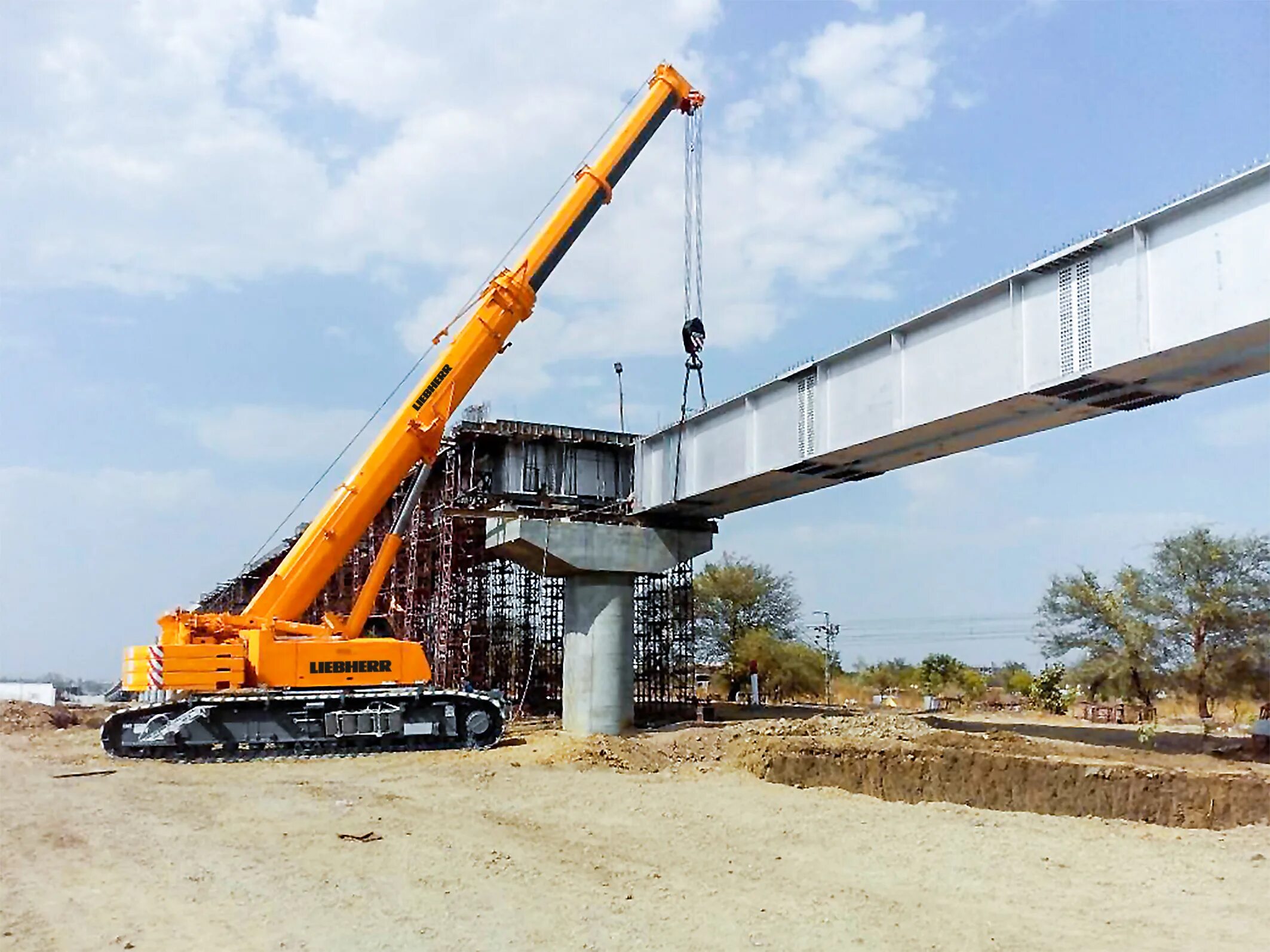 Кран на гусеницах. Liebherr ltr 1220. гусеничный кран liebherr ltr 1220. телескопический гусеничный кран liebherr. кран либхер гусеничный 1100 тонн.