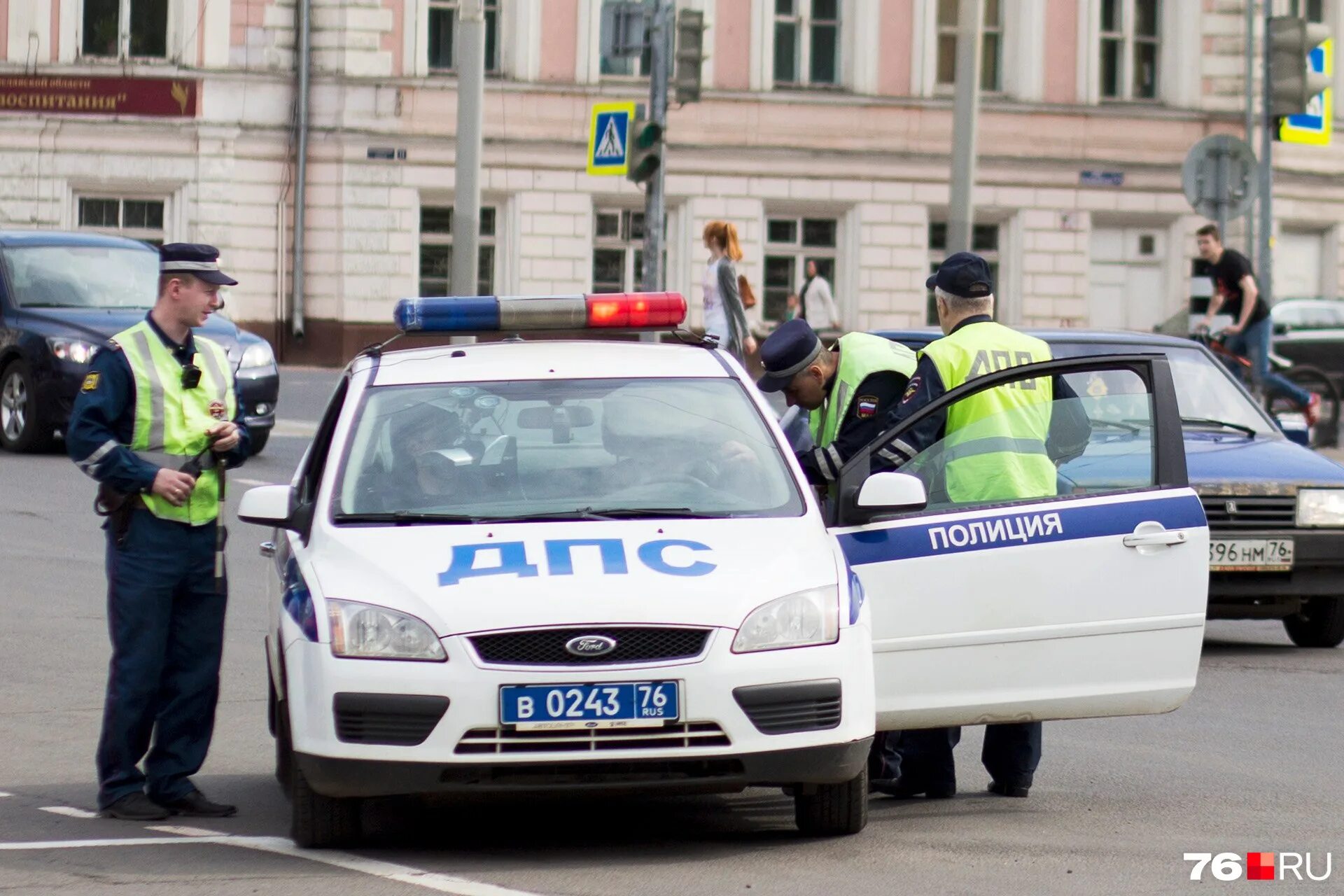 Гибдд журавлева. Гаишники ярославль где. Инспектора гибдд ярославль. Стеценко гибдд ярославль. Гибдд эвакуация автомобилей.