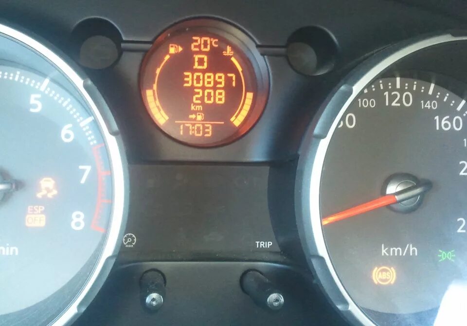 Есп кашкай. Nissan qashqai 2010 желтый индикатор двигателя. Ниссан кашкай ошибка esp. Ниссан кашкай горит значок. Esp off nissan.