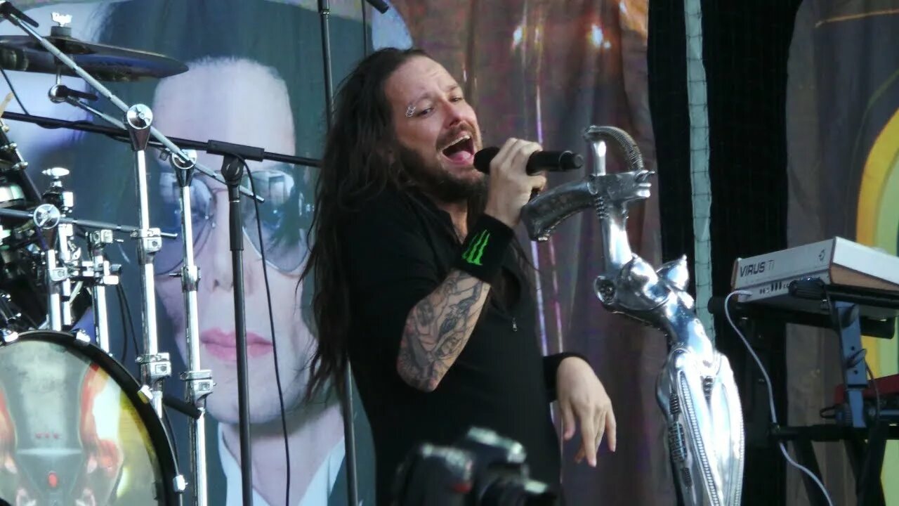 Jonathan Davis. Jonathan Davis 1994. Jonathan Davis adidas. Korn Falling away from me Дэвис. Korn falling away