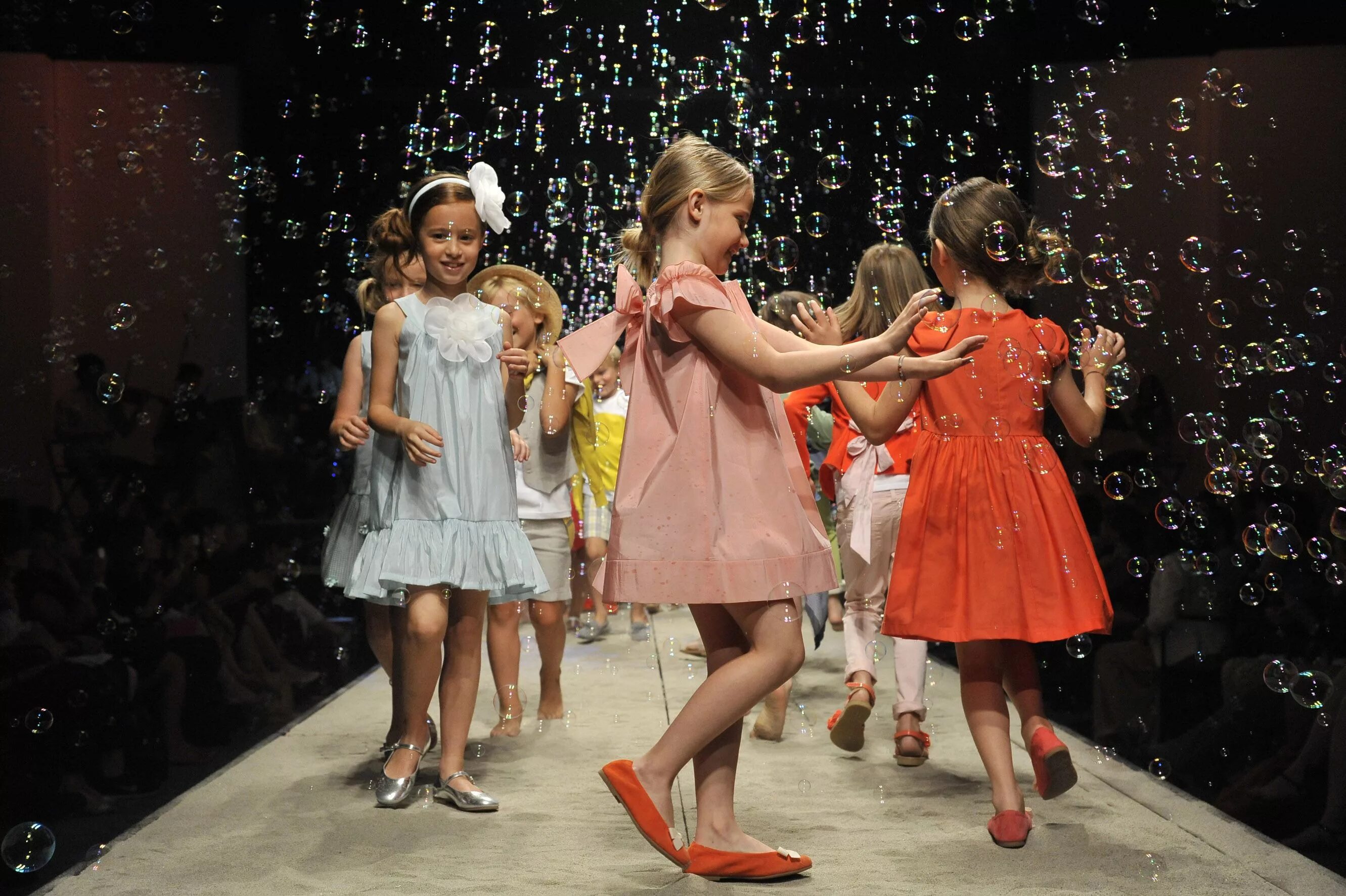 Показ детского белья. Показ мод старшеклассниками. Fashion show девочек-подростков. Kids show девочки. Современная одежда для детей.