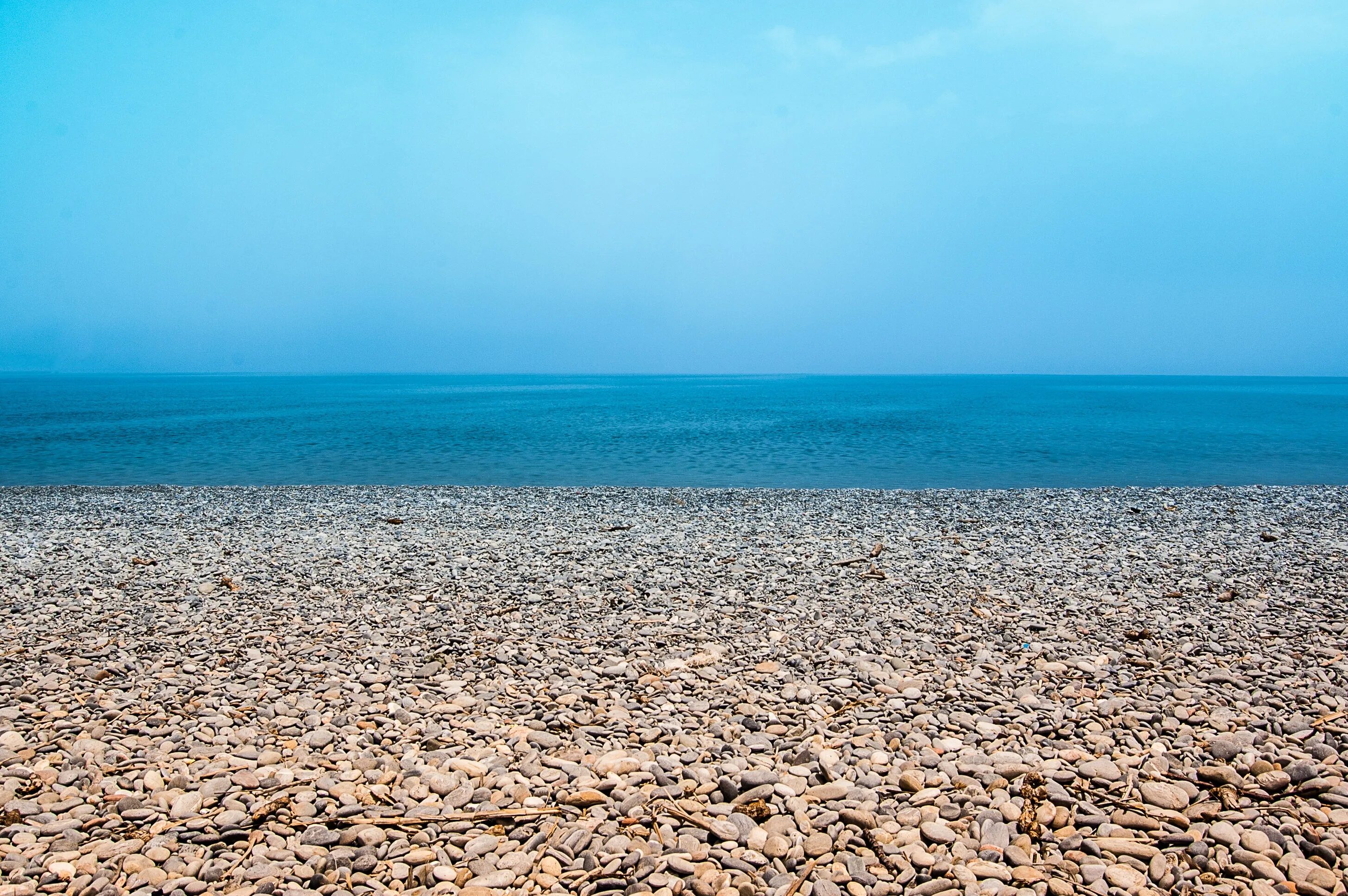 Море лоб. Море галечный пляж. Песчано галечный пляж. Берег моря. Море Горизонт.