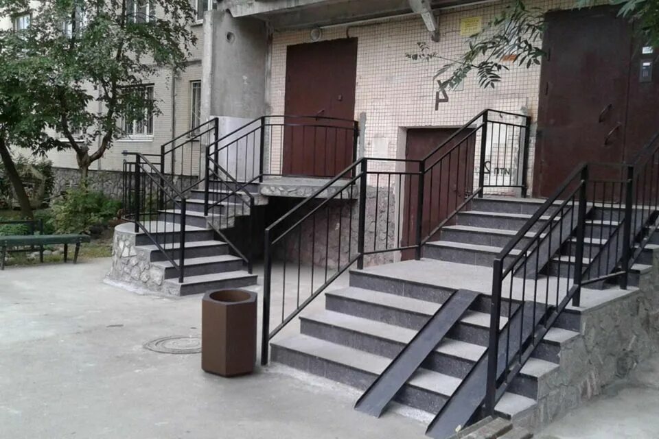 Ступени из керамогранита. Бетонные ступени для крыльца. Ремонт входной лестницы. Ступенька для магазина. Ремонт бетонного крыльца.