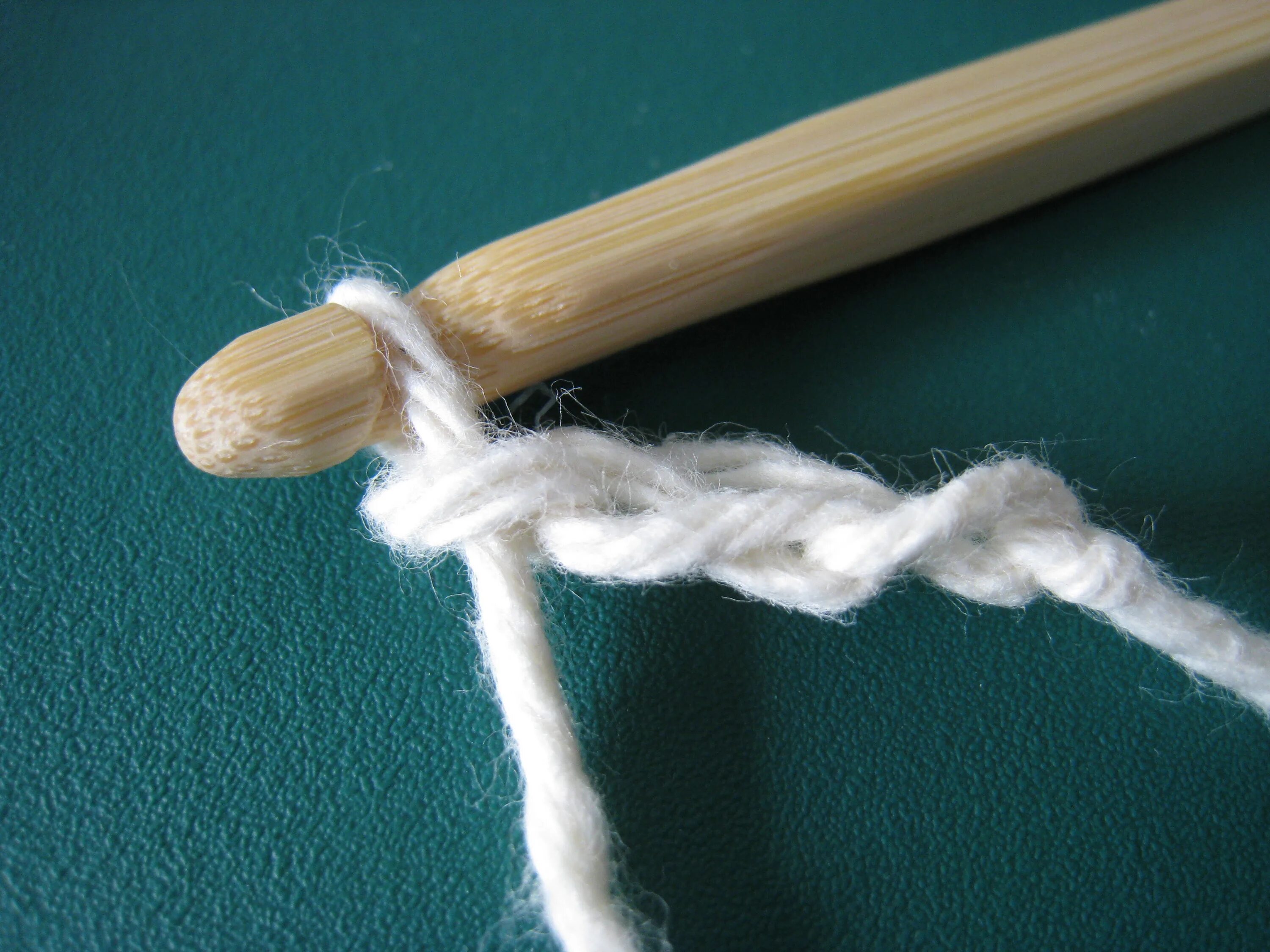 Как сделать крючок своими руками. Как сделать крючок для вязания своими руками. Из вязальных ниток косички белые. Как сделать самим крючок для вязания.