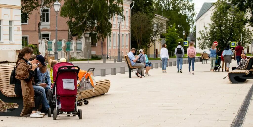 Население великого новгорода 2024. Улица Ильина Великий Новгород. Новая улица Ильина Великий Новгород. Улица Ильина в Великом Новгороде. Великикйновгород улочки.