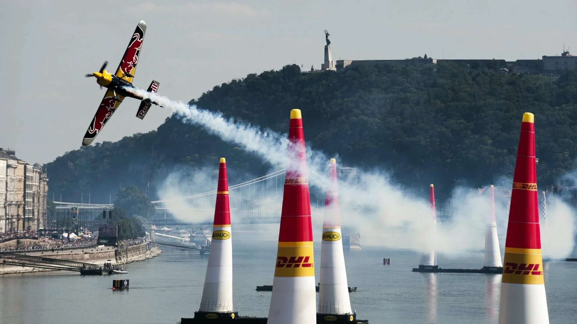 Red bull air. Ред булл air race. гонки red bull air race. самолеты red bull air. red bull avia racing.