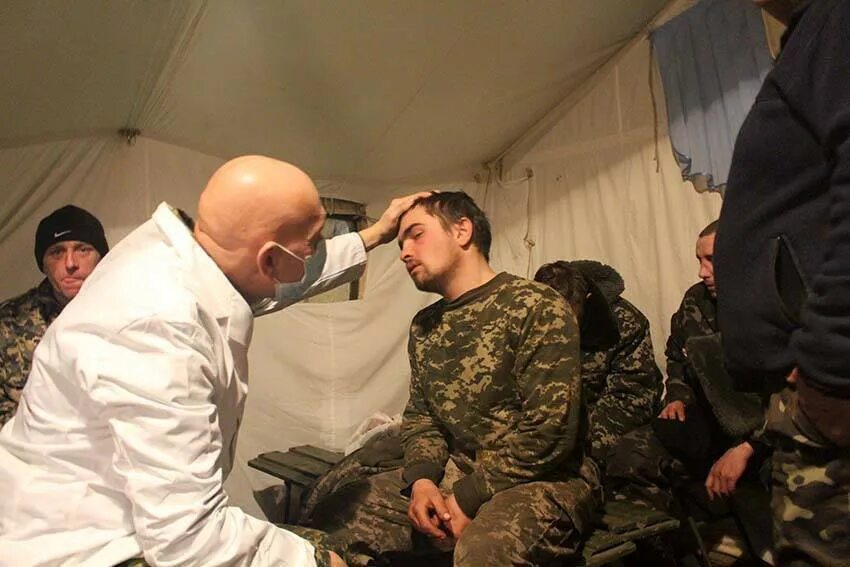 Украинские военные в госпитале. Военный госпиталь солдаты. Черный военный врач