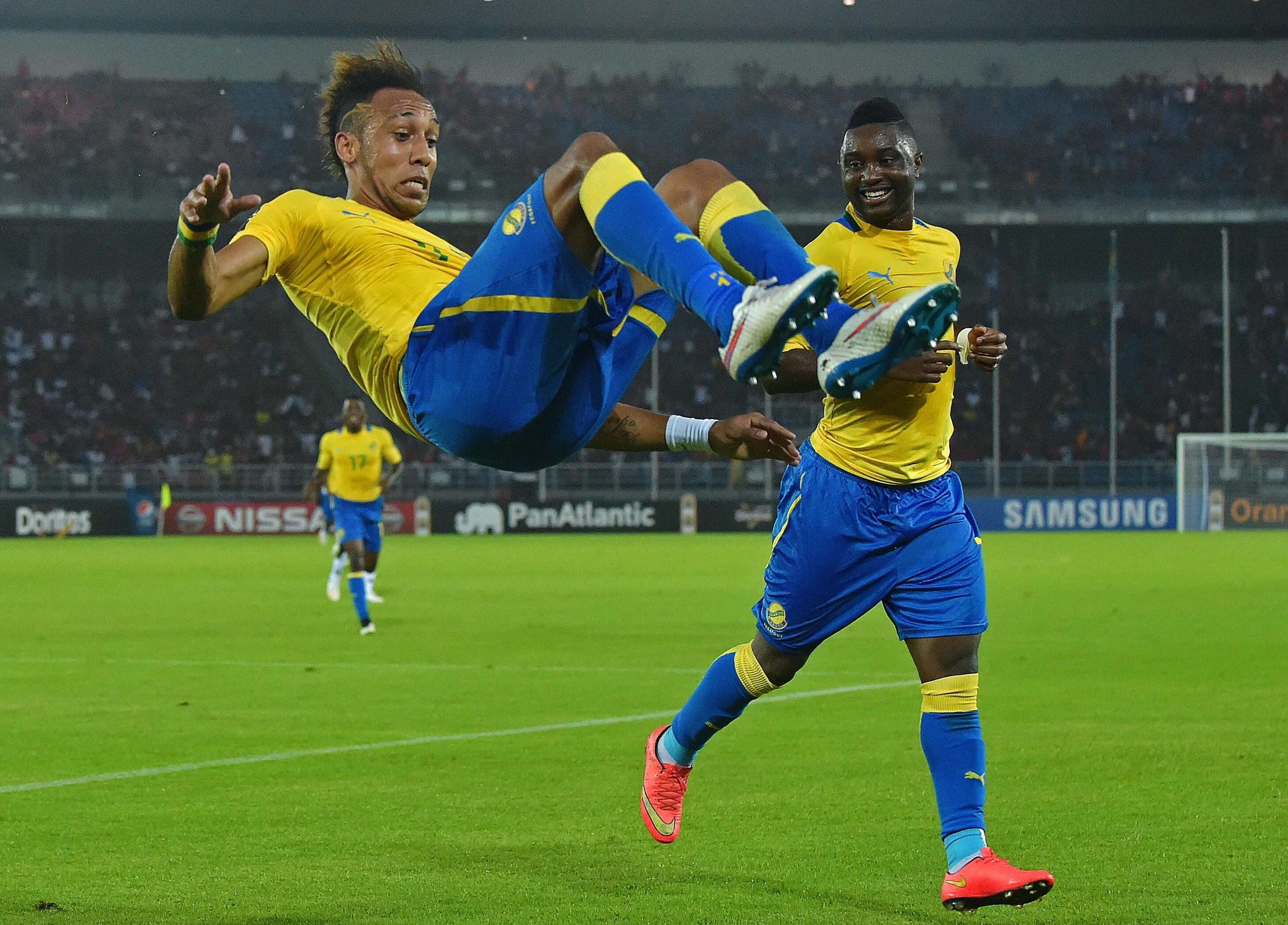 Сборная южной африки по футболу. Вувузела юар. Юар чемпионат по футболу 2010. Габон футбол. Первый чм в африке.