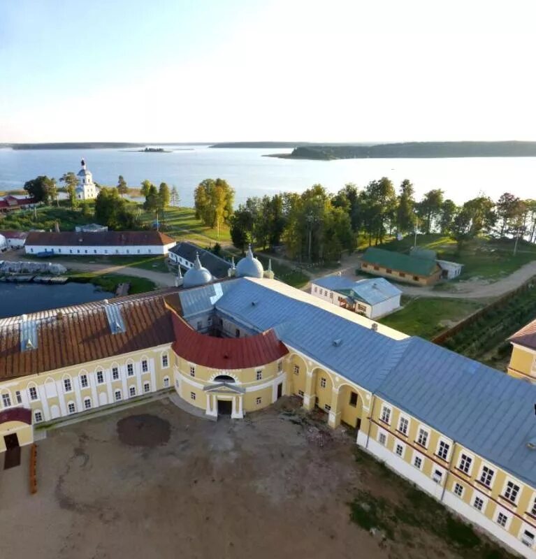 Озеро Селигер Городомля. Остров Городомля на Селигере. Осташков остров Городомля. Озеро Селигер остров Городомля поселок Солнечный.